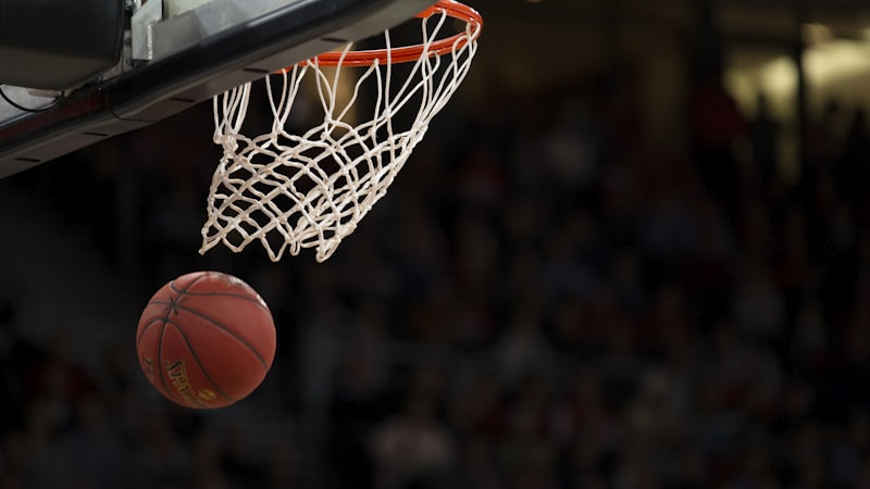 NBA篮球赛湖人队与勇士队比赛中勒布朗·詹姆斯持球突破的瞬间